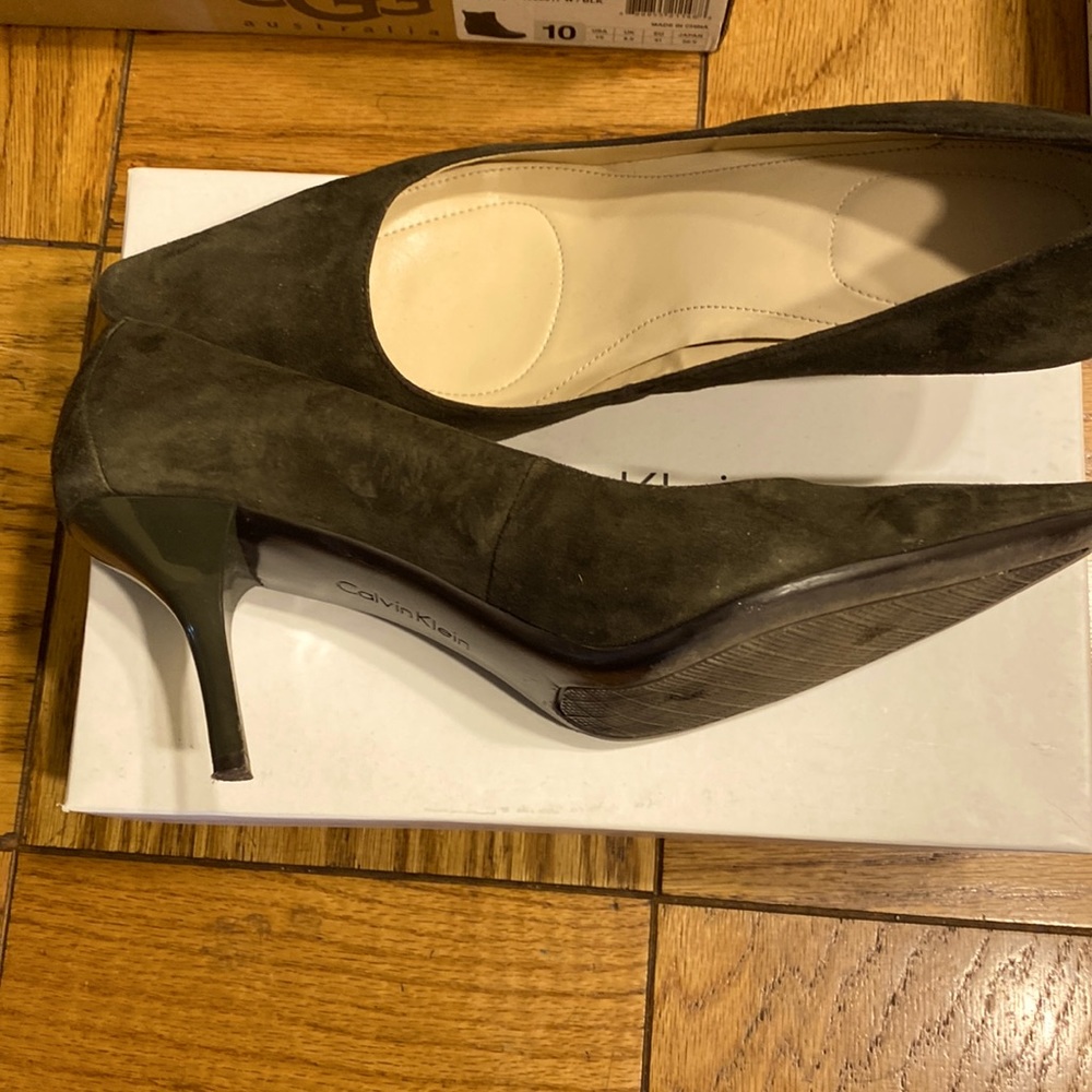 Olive green Nine West pumps. Gently used